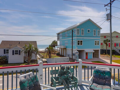 Photo 1 of 25 : 716 Arctic Avenue