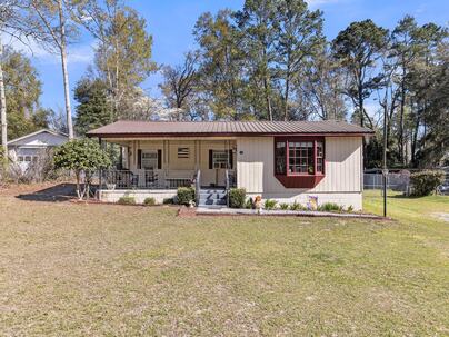 Photo 1 of 19 : 142 Moncks Corner Road Road