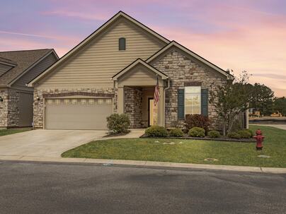 Photo 1 of 25 : 222 Village Stone Circle
