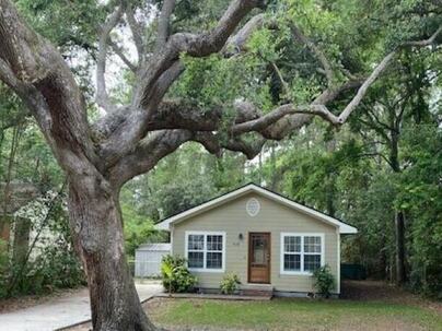 Photo 1 of 25 : 418 Meritta Avenue