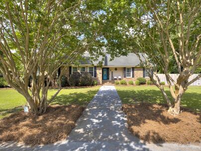 Photo 1 of 12 : 1392 Country Club Circle