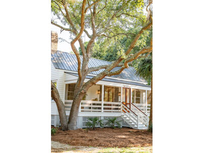 Photo 1 of 25 : 2524 Middle Street