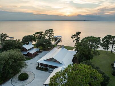 Photo 1 of 25 : 911 Butter Road