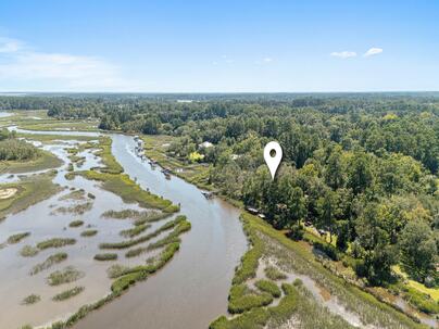 Photo 1 of 25 : 7299 Commodore Road