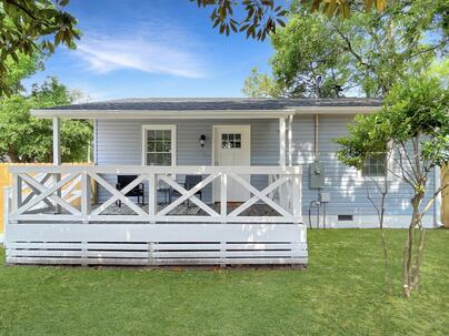 Photo 1 of 25 : 2257 Mott Avenue