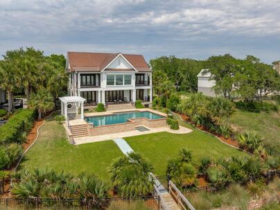 Photo 1 of 25 : 104 Beach Street