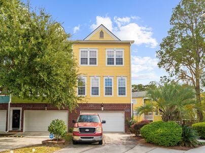 Photo 1 of 25 : 9307 Sweetbay Court