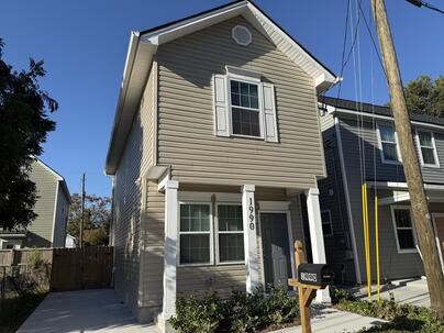 Photo 1 of 25 : 1990 Comstock Avenue