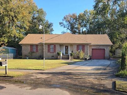 Photo 1 of 24 : 902 Knee Pines Court