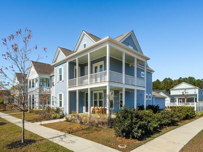 Photo 1 of 25 : 670 Blueway Avenue