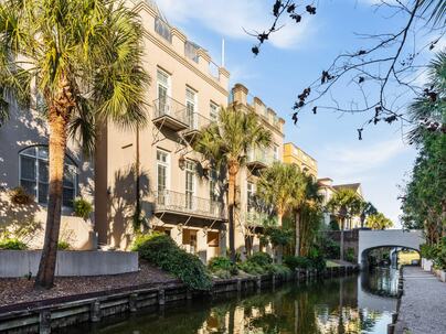 Photo 1 of 25 : 35 John Galt Way