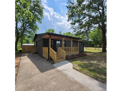 Photo 1 of 16 : 202 Huggins Street