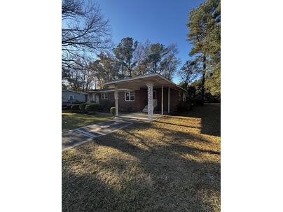 Photo 1 of 11 : 4046 Montague Avenue