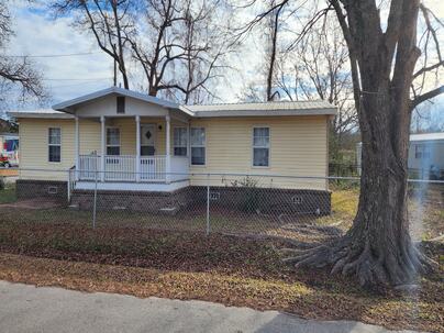 Photo 1 of 20 : 109 Oak Street