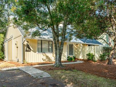 Photo 1 of 25 : 1116 Daffodil Lane