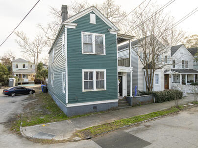 Photo 1 of 3 : 17 Maverick Street