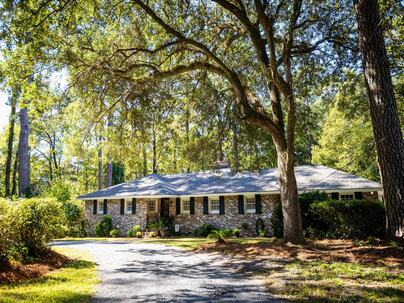 Photo 1 of 25 : 110 Carroll Court