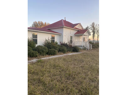 Photo 1 of 8 : 3497 Main Highway