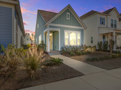 Photo 1 of 25 : 655 Blueway Avenue