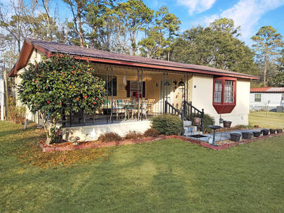 Photo 1 of 19 : 142 Moncks Corner Road