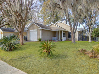 Photo 1 of 25 : 222 Lytham Court