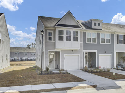 Photo 1 of 25 : 500 Trotters Lane