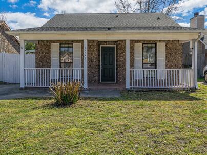 Photo 1 of 23 : 1009 Douglas Wayne Road