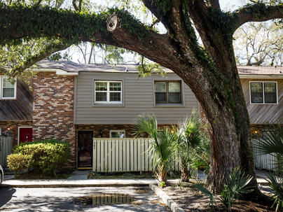 Photo 1 of 25 : 207 Saint Charles Court