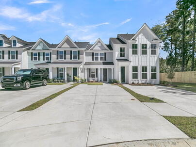 Photo 1 of 25 : 739 Alma Square Drive