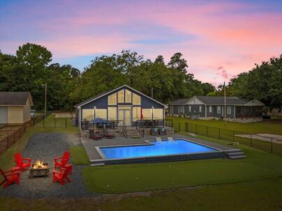 Photo 1 of 25 : 1317 Lakeview Drive