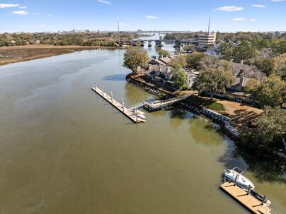 Photo 1 of 25 : 33 Wappoo Creek Place