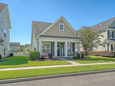 Photo 1 of 25 : 111 Foxglove Avenue