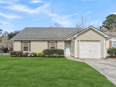 Photo 1 of 25 : 101 Hialeah Court