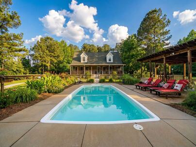 Photo 1 of 25 : 2490 Hunting Road