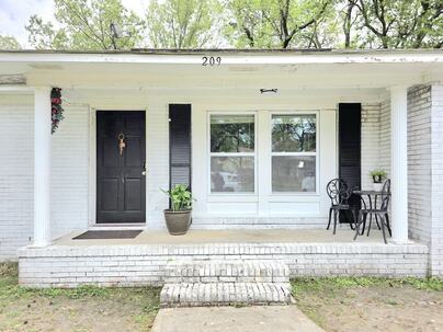 Photo 1 of 25 : 209 Janice Street