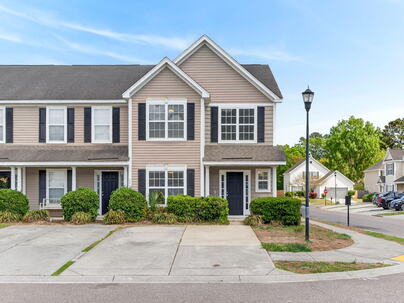 Photo 1 of 25 : 2400 Paladin Lane