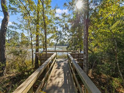 Photo 1 of 25 : 1131 Oak Bluff Avenue