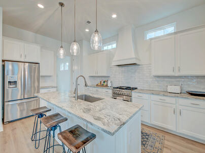 Photo 1 of 25 : 648 Water Lily Trail