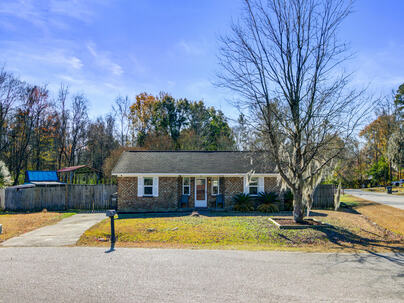 Photo 1 of 22 : 100 John Court