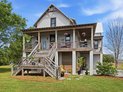 Photo 1 of 25 : 1692 Wharf Ferry Road