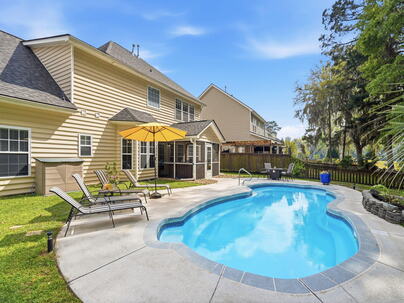 Photo 1 of 25 : 5272 Mulholland Drive