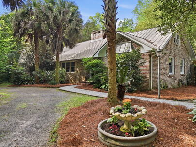 Photo 1 of 25 : 132 Tupper Lane