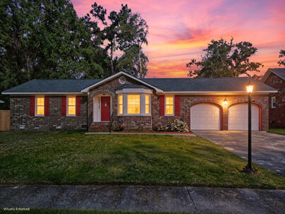 Photo 1 of 25 : 704 Cluster Pines Road