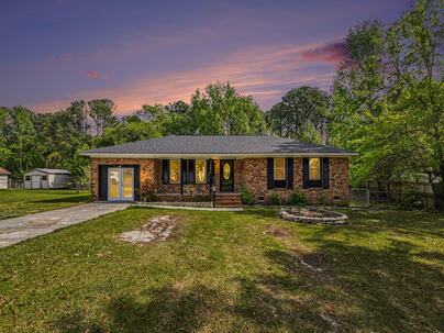 Photo 1 of 25 : 100 Kent Circle