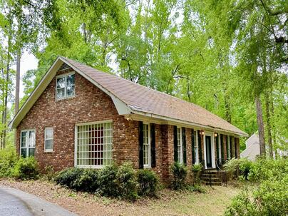 Photo 1 of 25 : 443 Club Acres Boulevard