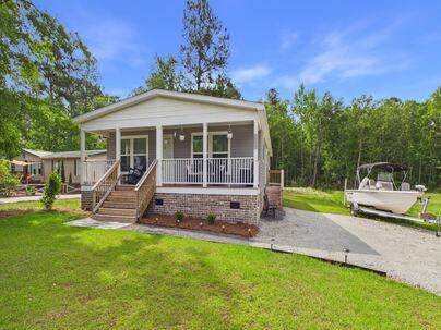 Photo 1 of 15 : 208 General Moultrie Drive