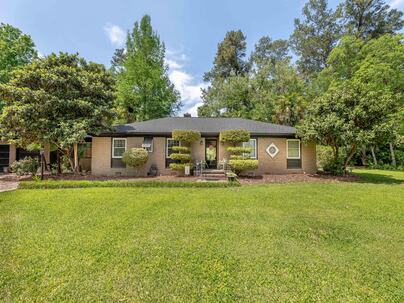 Photo 1 of 25 : 220 Club Acres Boulevard