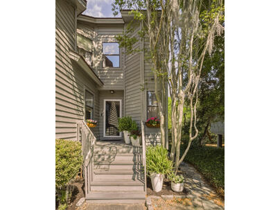 Photo 1 of 25 : 1069 Marsh Court Lane