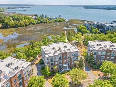 Photo 1 of 25 : 136 Fairbanks Oak Alley, #4b