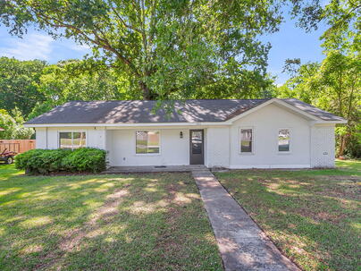 Photo 1 of 25 : 202 Sprucewood Drive